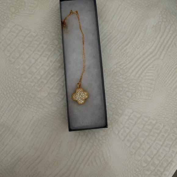 Elegant Gold Pendant Necklace - Picture 6 of 7